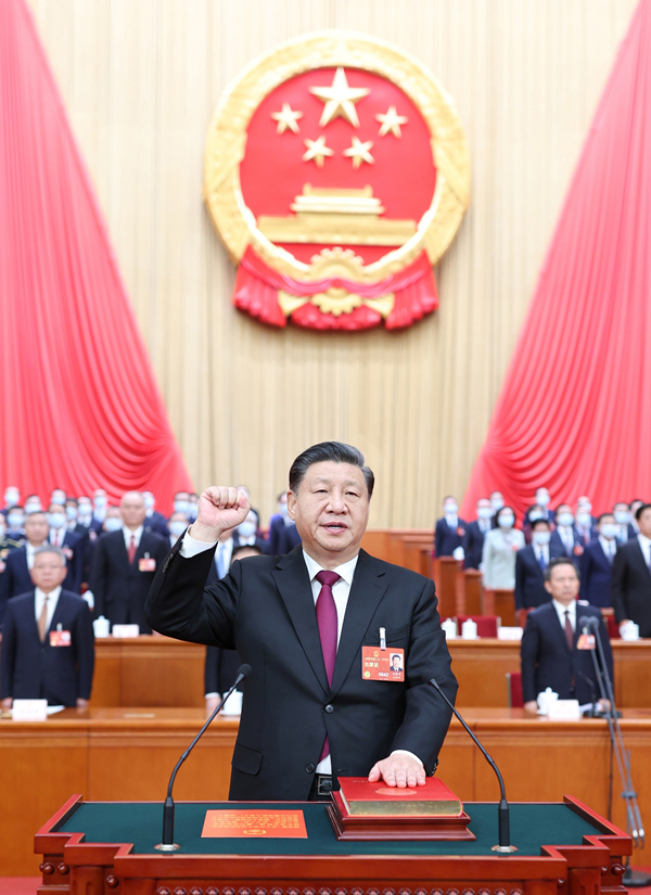 2023年3月10日，習近平進行憲法宣誓。