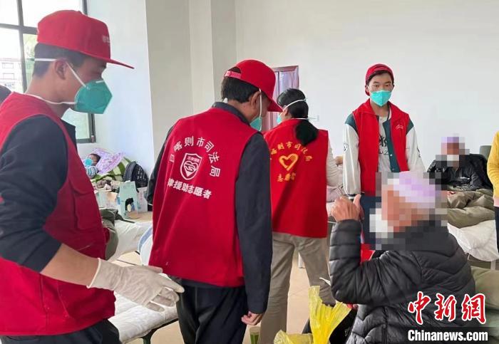 圖為得到妥善安置周到的服務(wù)，患者向志愿者豎起大拇指?！∪湛t市委宣傳部供圖