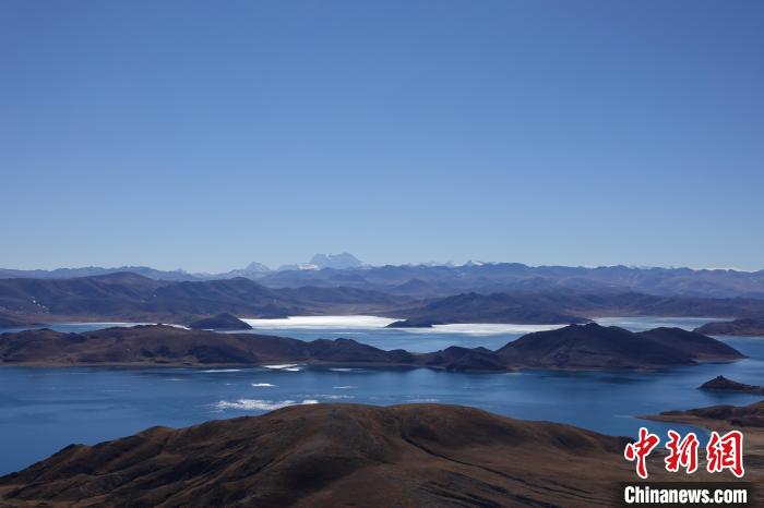 圖為從海拔約5000米的魯日拉觀景臺(tái)俯瞰羊湖?！∪轿木?攝