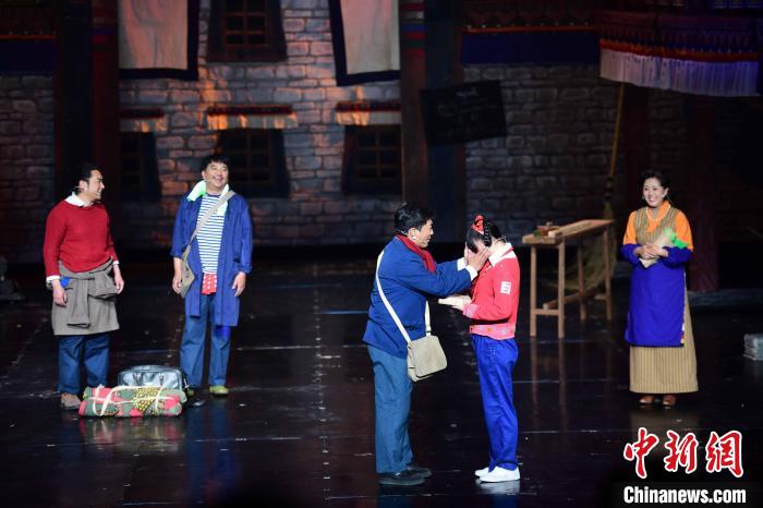 圖為西藏本土話劇《八廓街北院》演出現(xiàn)場(chǎng)?！∝暩聛硭?攝