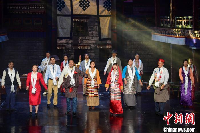 圖為西藏本土話劇《八廓街北院》演出現(xiàn)場(chǎng)?！∝暩聛硭?攝