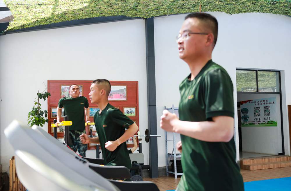 官兵正在新配發(fā)的跑步機(jī)上運(yùn)動(dòng)。