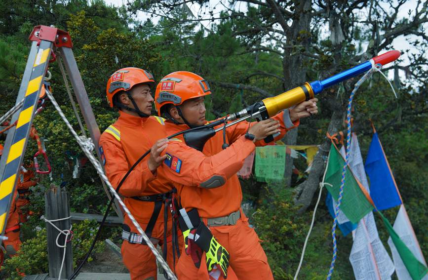 發(fā)射拋投器 。西繞拉翁攝