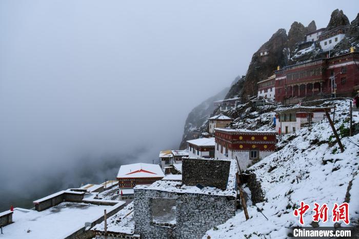 位于孜珠山頂?shù)乃聫R被云霧環(huán)繞，猶如仙境。　江飛波 攝