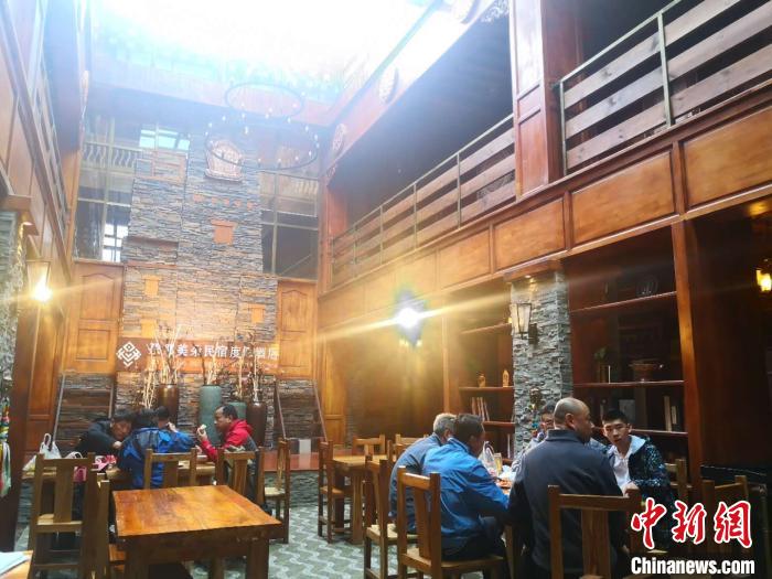 圖為扎尕那的藏式民宿酒店中，游客正在用餐?！∈缝o靜 攝