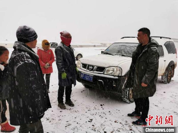 圖為扎西鬧吾(右一)與當(dāng)?shù)啬翍艚徽?。郵儲銀行青海省分行供圖