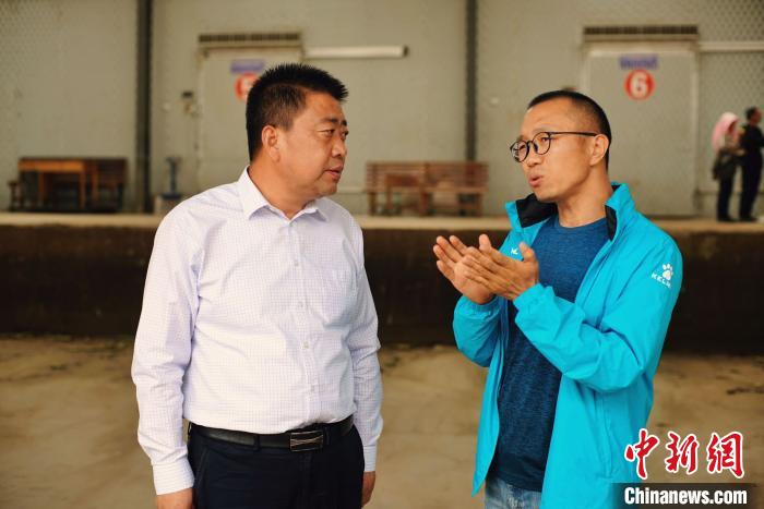 天?？h委書記李鵬(左)接受自媒體“碼頭青年”主編林飛(右)采訪?！￡I道華 攝