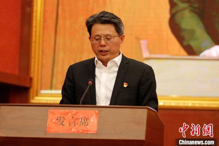 圖為果洛州委常委、副州長、上海市援青聯(lián)絡(luò)組組長馮志勇總結(jié)對口支援十年工作。　果洛州委宣傳部供圖 攝