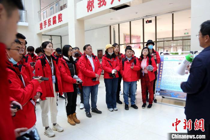 圖為中外媒體采訪三江源國家公園瀾滄江源園區(qū)生態(tài)保護成效?！?zhí)砀?攝