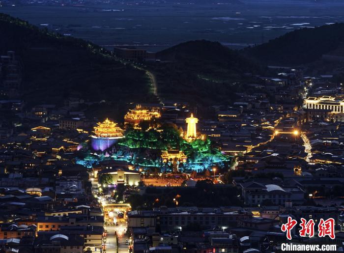 圖為滇藏茶馬古道重鎮(zhèn)獨(dú)克宗古城已成為知名旅游景點(diǎn)?！『蜁匝?攝