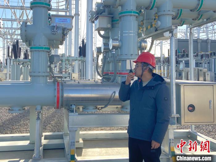 圖為國(guó)網(wǎng)青海檢修公司專業(yè)人員在沙柳變電站驗(yàn)收設(shè)備?！√岂?攝