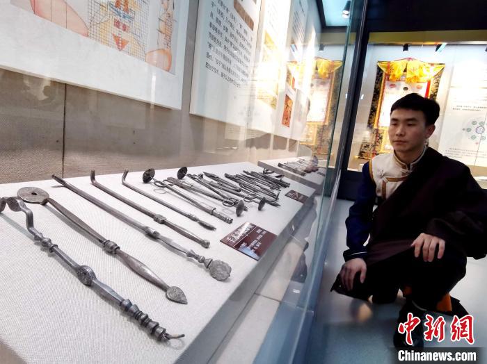 圖為陳展的藏醫(yī)手術(shù)器械。　張?zhí)砀?攝