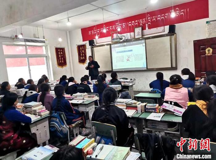 學(xué)生在免費輔導(dǎo)班上課?！∧岈敵?攝