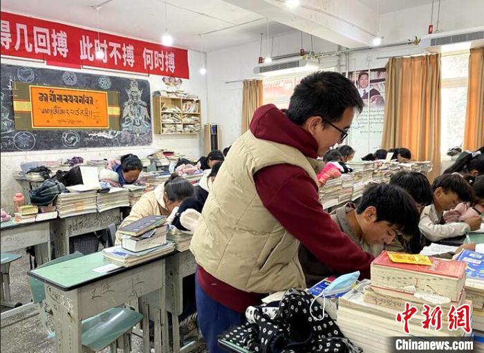 學(xué)生在免費輔導(dǎo)班上課。　尼瑪初 攝