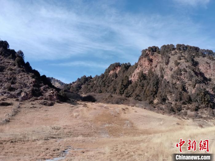 圖為坎布拉外圍地區(qū)的古火山口。孫揚(yáng)益 供圖 孫揚(yáng)益 供圖 攝