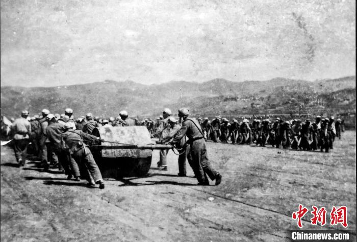 十八軍戰(zhàn)士修建機場跑道。(歷史圖片由十八軍后代張小康提供，劉炳科翻拍)