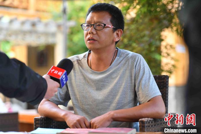 圖為和澗秋接受記者采訪?！⑷疥?攝