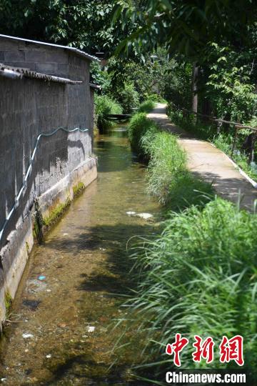 圖為至今仍在流淌的楚援溝?！⑷疥?攝