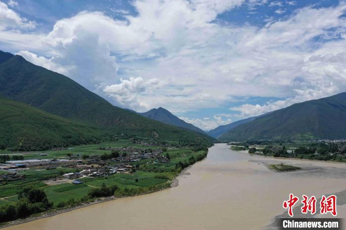 圖為航拍金江鎮(zhèn)，農(nóng)田里綠意盎然?！⑷疥?攝