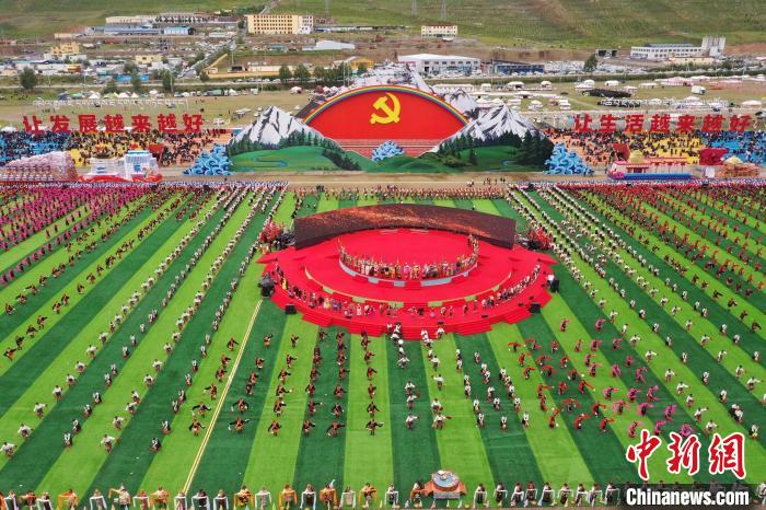 圖為玉樹(shù)藏族自治州成立70周年慶祝大會(huì)現(xiàn)場(chǎng)?！●R銘言 攝
