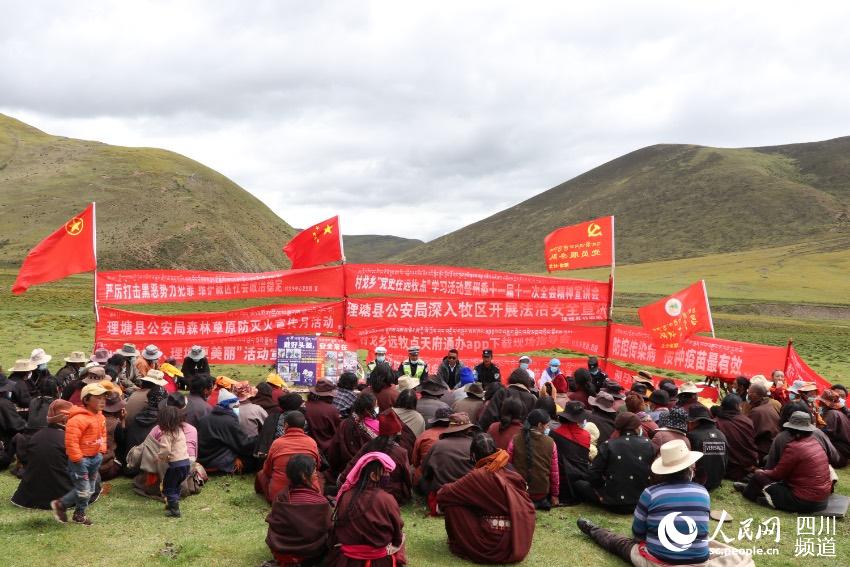 草地上宣講。巴登攝