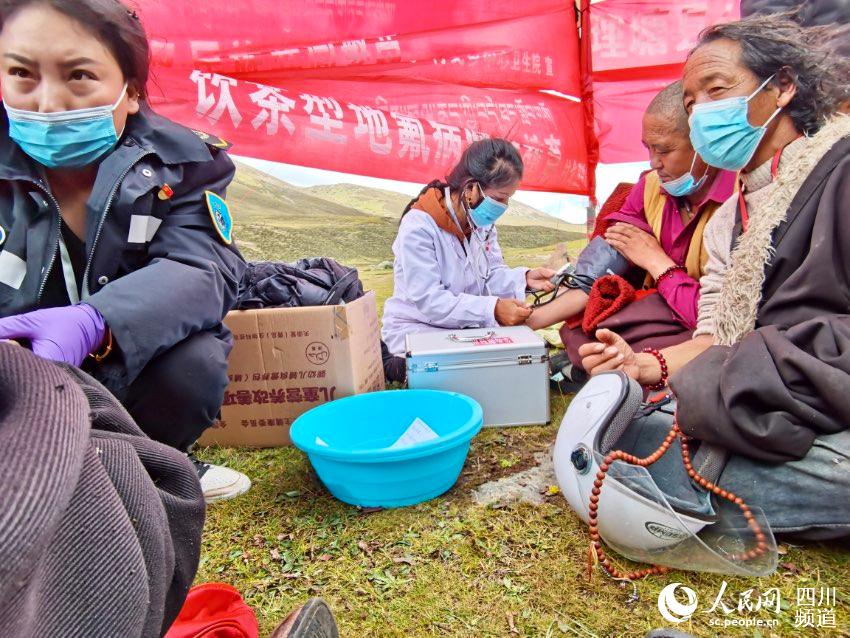 給牧民檢查身體。巴登攝