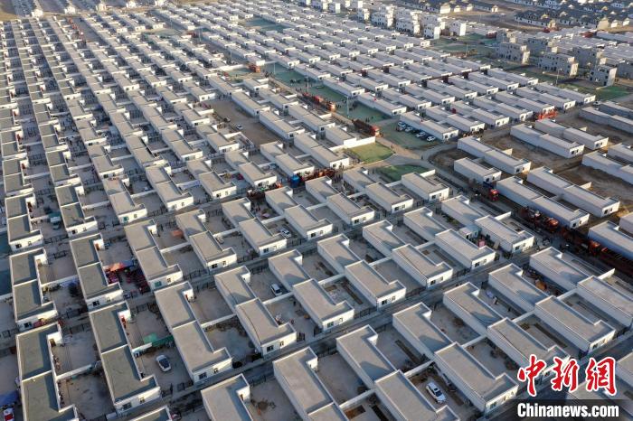圖為蘭州新區(qū)移民安置區(qū)?！《P 攝