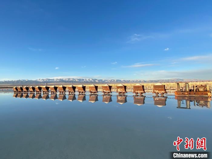 圖為小火車倒影在湖中，湖面如圖明鏡一般?！●R翔 攝