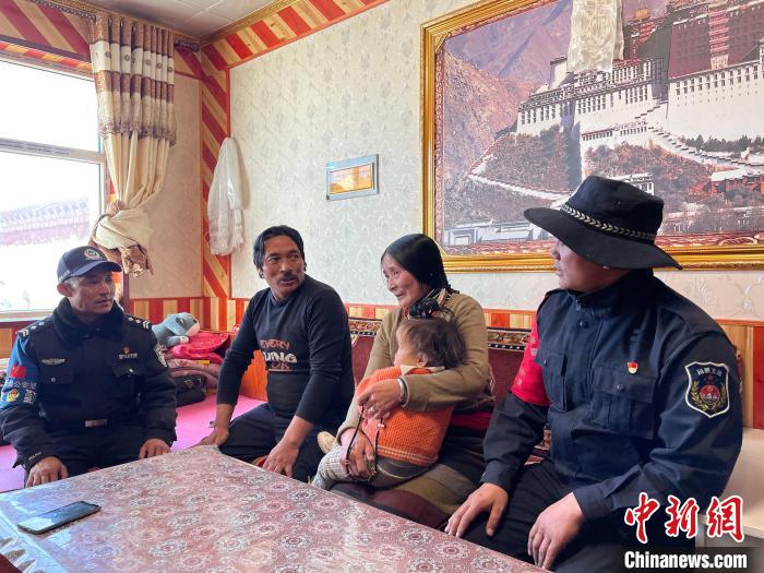 圖為派出所民警和義警入戶了解情況?！∑罾C娟 攝