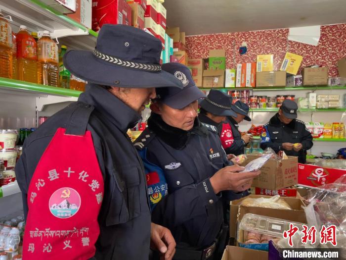 圖為派出所民警和義警對沿街店鋪檢查?！∑罾C娟 攝