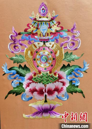 圖為藏繡作品?！∑钤鲚?攝