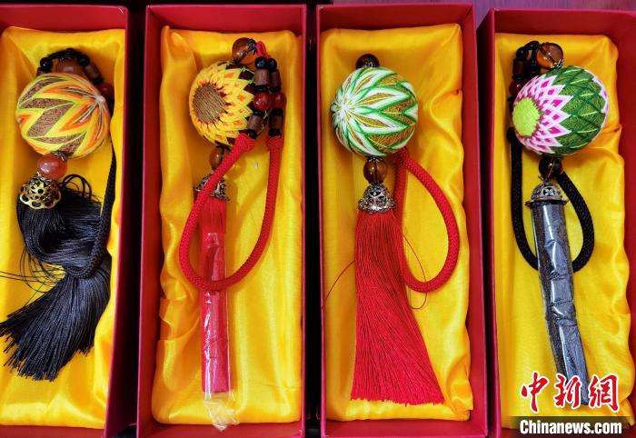 圖為藏繡手工藝品?！∑钤鲚?攝