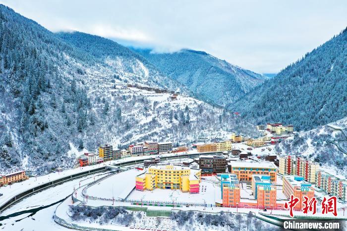 壤塘的雪后美景?！∪捞量h融媒體中心供圖
