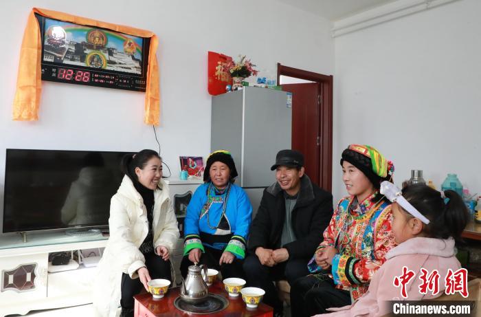 新家是兩層小樓房，一樓布置得充滿現(xiàn)代感，喝著藏式奶茶，一家人聊著今年春節(jié)怎么過?！《∷?攝