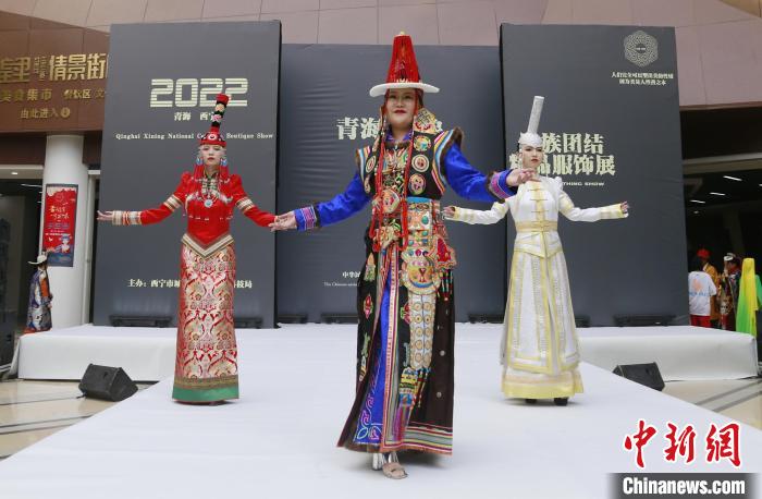 圖為模特展示蒙古族服飾?！●R銘言 攝