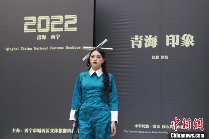 圖為模特展示少數(shù)民族服飾。　馬銘言 攝