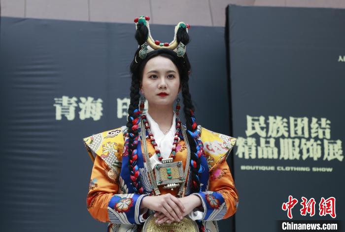 圖為模特展示藏族服飾。　馬銘言 攝