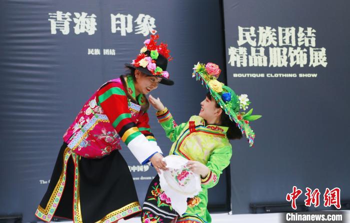 圖為模特身穿土族服飾進(jìn)行“土族刺繡”表演?！●R銘言 攝