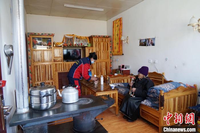 圖為敬老院護工為老人打掃屋內(nèi)衛(wèi)生?！●R銘言 攝