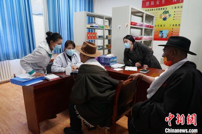 圖為骨科醫(yī)生為敬老院老人們進行集中檢查?！●R銘言 攝