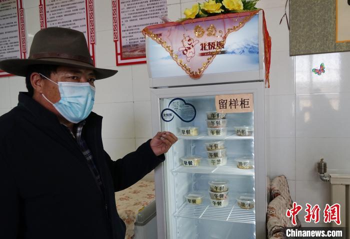 圖為敬老院院長德高介紹，老人們的三餐均有留樣記錄。　馬銘言 攝
