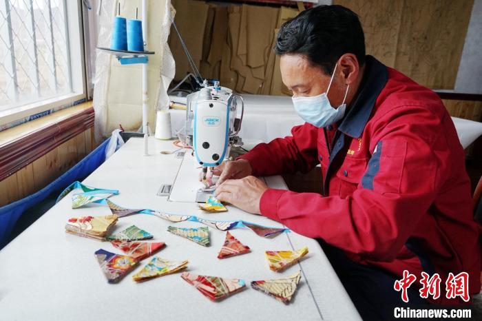 圖為工人正在制作藏式手工藝品?！●R銘言 攝