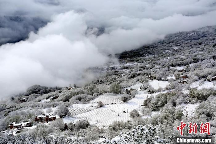 雪后的丹巴半山云霧繚繞。　李永安 攝