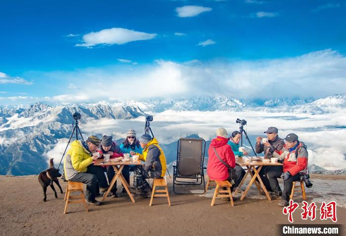牛背山頂攝影家們的早餐?！d 攝