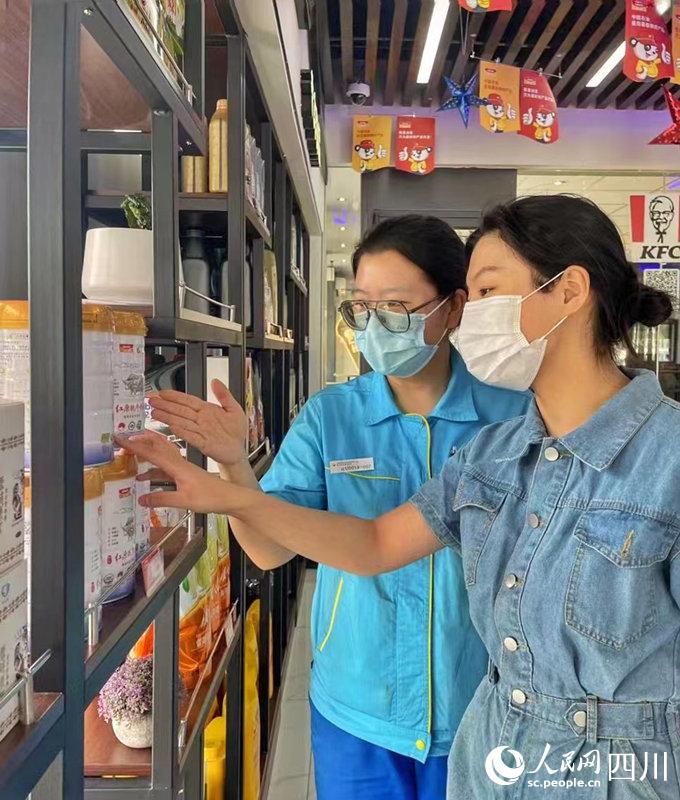 顧客可以在川內中國石油加油站便利店內選購到品質純正的紅原奶粉。張霞攝