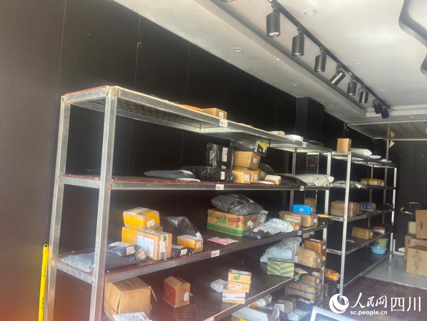 縣城自提點包裹。諸葛輝攝