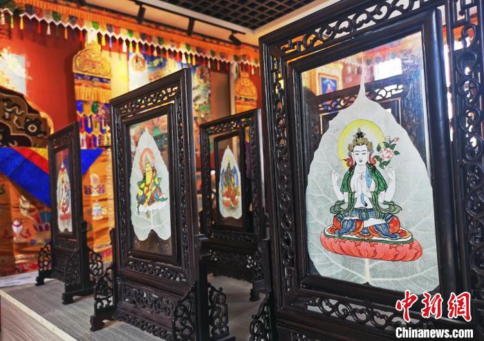 圖為久美尖措創(chuàng)作的藝術品?！?zhí)砀?攝