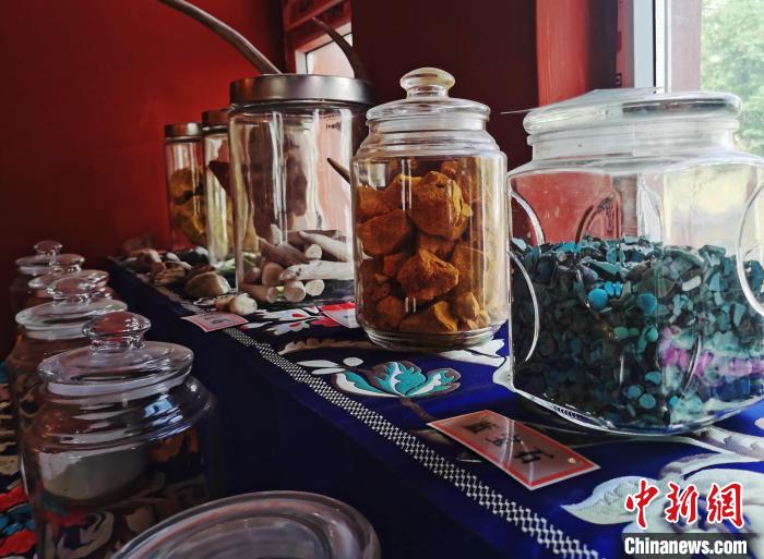 圖為唐卡繪畫礦物顏料展示?！?zhí)砀?攝
