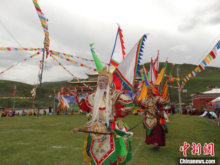 圖為演員進(jìn)行表演?！“喱斂h文體旅游廣電局 供圖