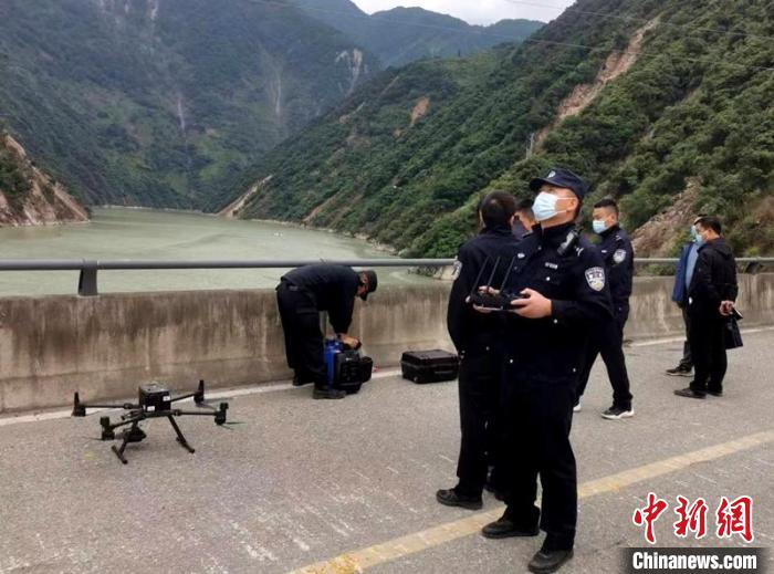 民警組成的搜尋隊利用無人機在震區(qū)開展空中巡查?！「首沃莨簿止﹫D